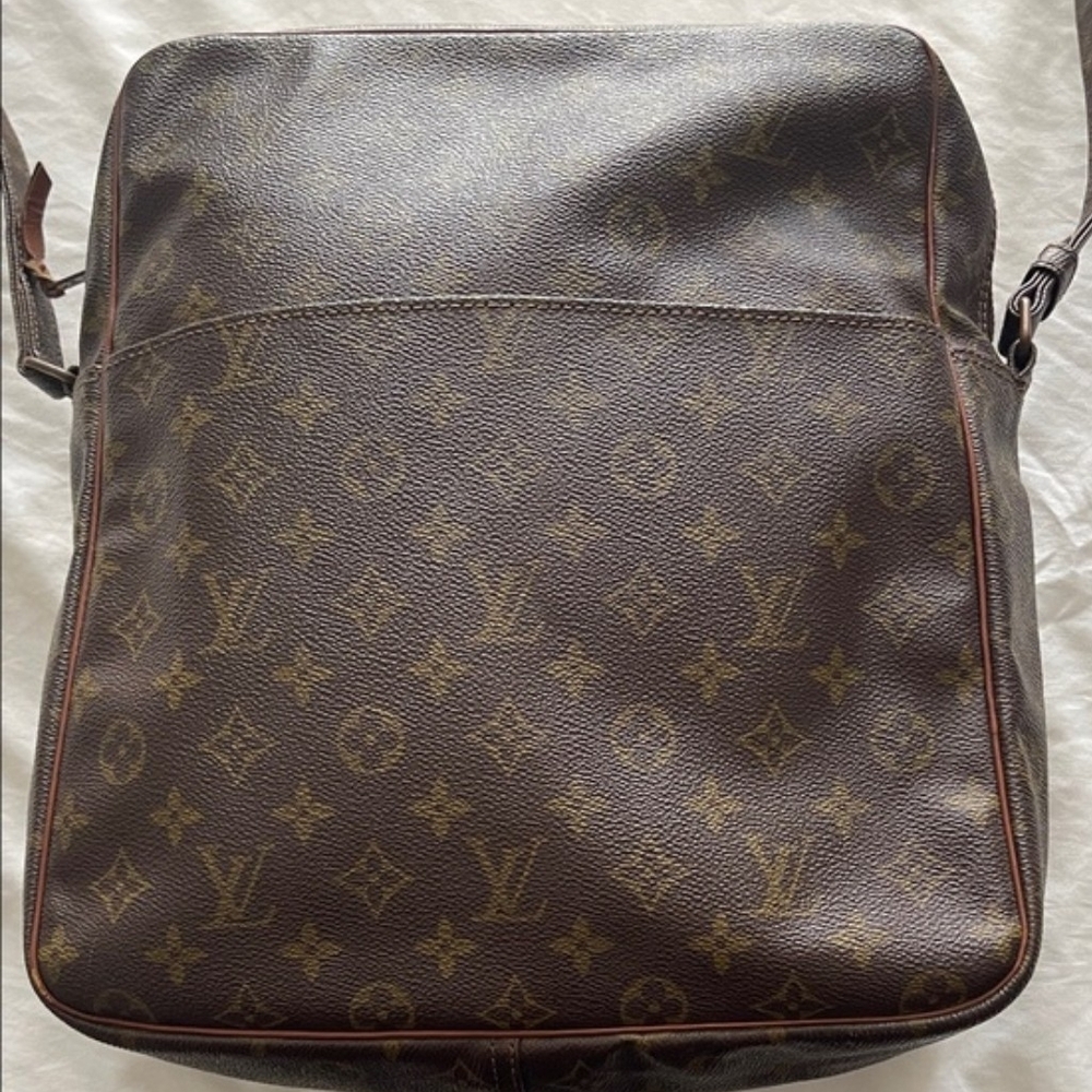 SALE🌞 Vintage 💋 Authentic LV Messenger Bag. Vintage, Classy & Sassy.👜🥰